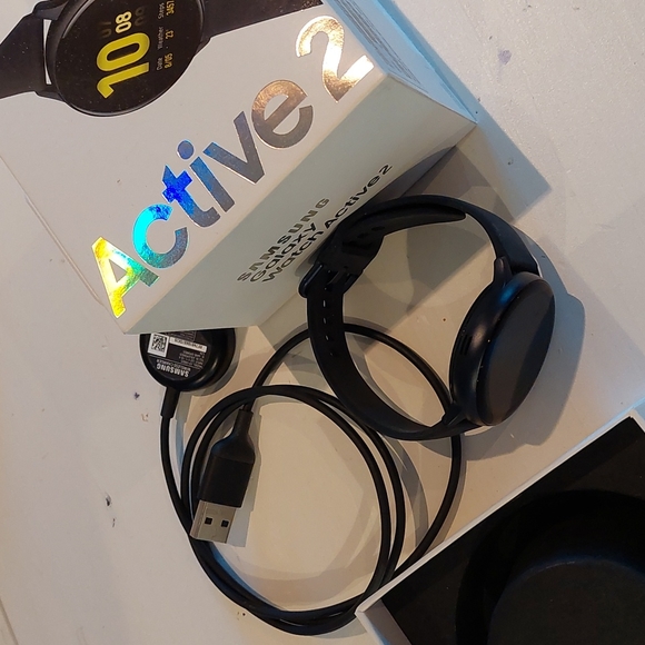 NEW Samsung Galaxy Active 2 Watch - Picture 3 of 3